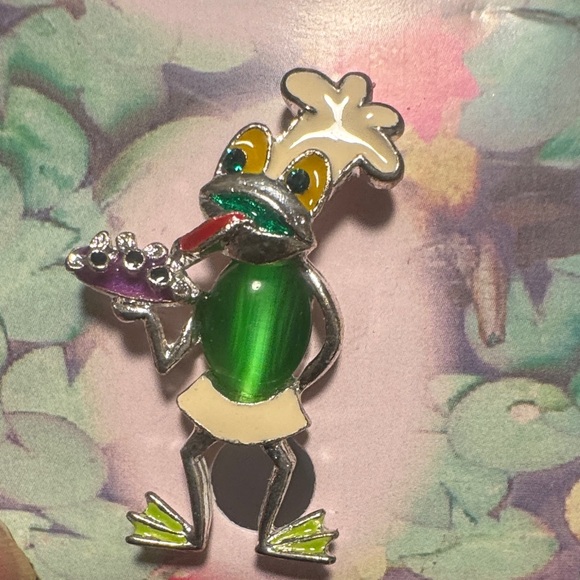Jewelry - Green Frog Enamel Pin with Crown and Tray.  (BR444)